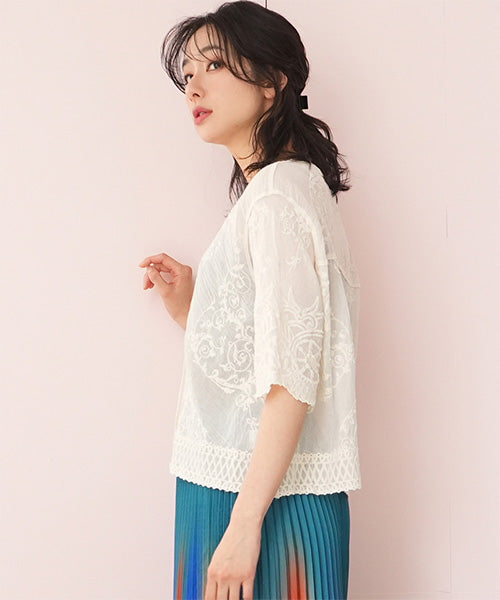 綿100％刺繍5分袖Vネックスカラップ前開きワイドショート丈ブラウス 52-0010