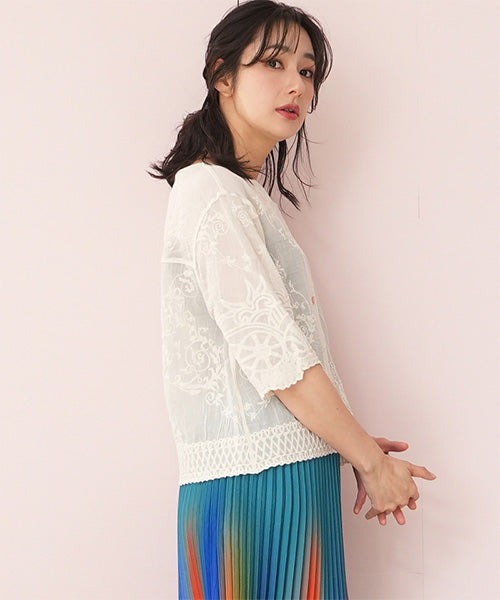 綿100％刺繍5分袖Vネックスカラップ前開きワイドショート丈ブラウス 52-0010