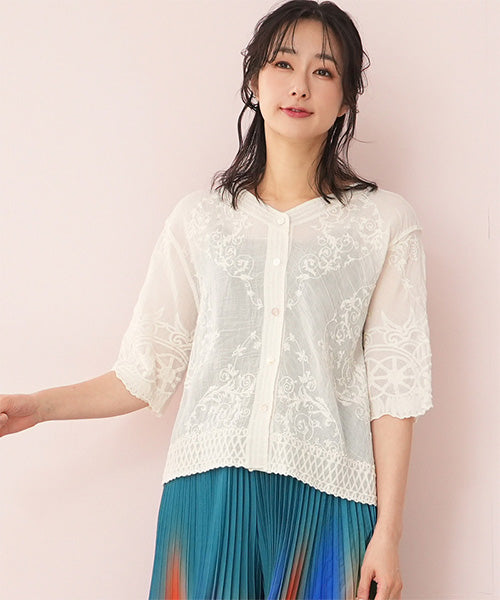 綿100％刺繍5分袖Vネックスカラップ前開きワイドショート丈ブラウス 52-0010