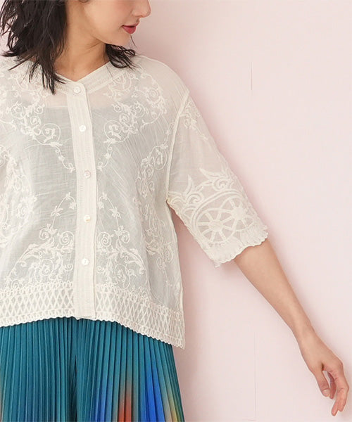 綿100％刺繍5分袖Vネックスカラップ前開きワイドショート丈ブラウス 52-0010